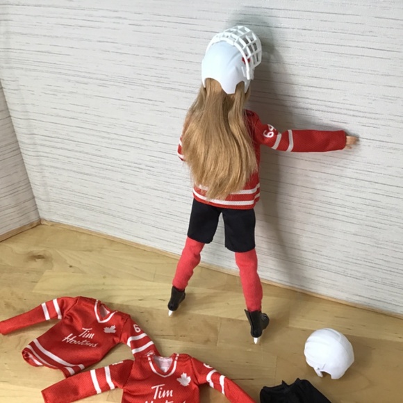 Hockey Barbie Doll - Picture 6 of 6